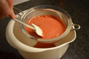 filtrare il gazpacho light di fragole