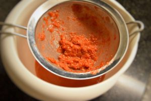 filtrare il gazpacho light di fragole