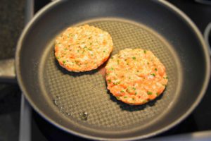 hamburger-di-salmone-asparagi-uova-di-quaglia (20)