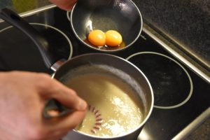unire uova alla base del gelato al caramello