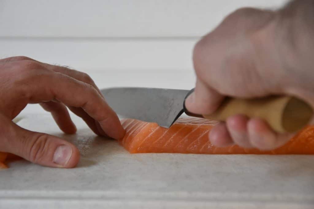come tagliare il salmone per fare i nigiri