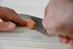 come tagliare il salmone per fare i nigiri
