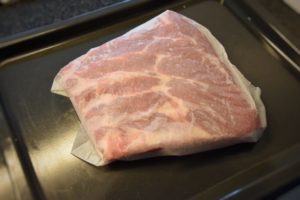 costine di maiale nella carta da forno