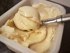 un gelato vegano di anacardi bilanciato
