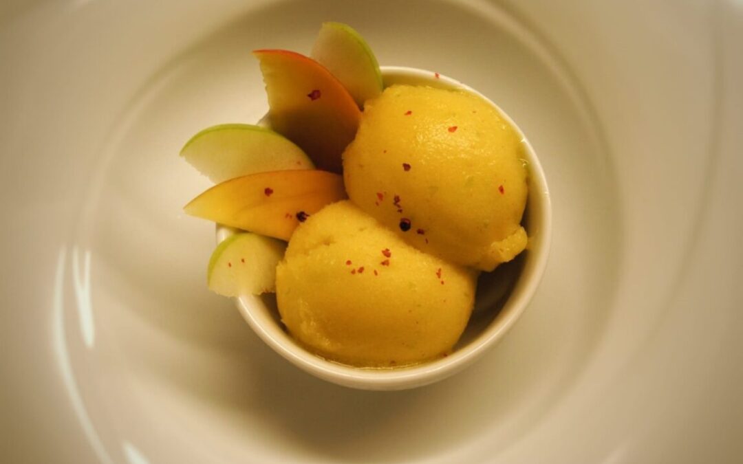 Sorbetto al mango, mela verde e pepe rosa