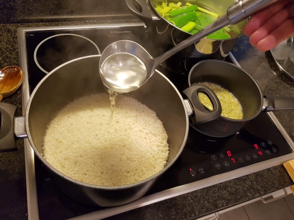 bagnare il risotto con il brodo vegetale