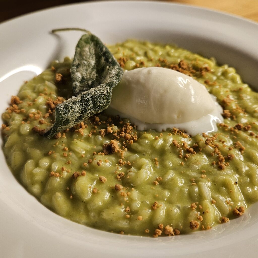 risotto come un pizzocchero - risotto mantecato alla verza con gelato al casera e crumble di grano saraceno