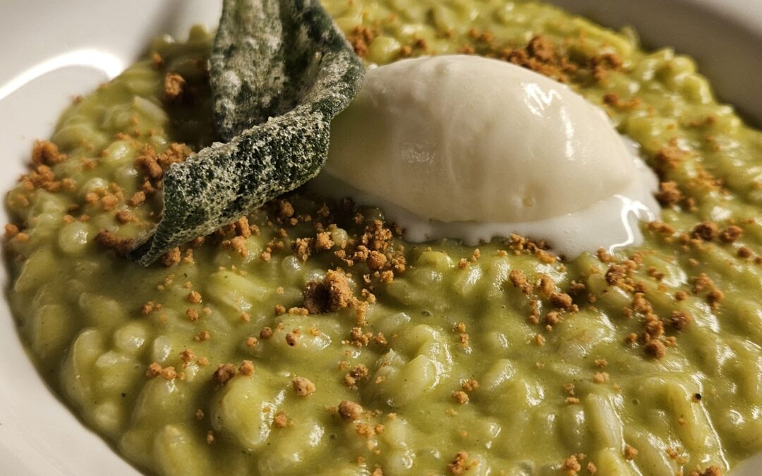 risotto come un pizzocchero - risotto mantecato alla verza con gelato al casera e crumble di grano saraceno