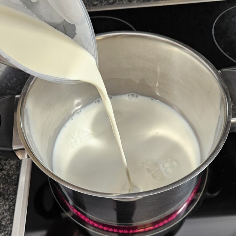 Gelato allo yogurt affumicato, caramello e mandorle speziate 1 gelato allo yogurt affumicato 1